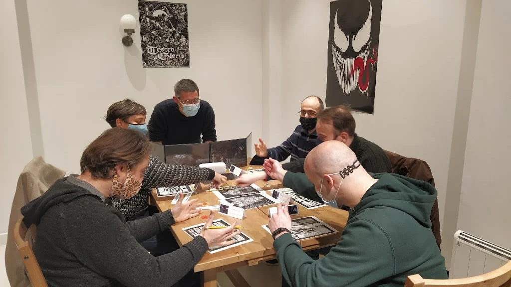 Ebla liburudenda, rola, Mahai Jokoak Eta Komikiak